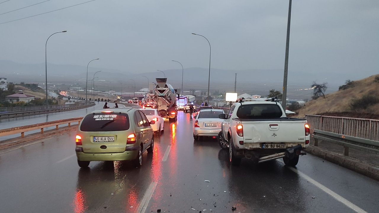 Kahramanmaraş'ta 9 aracın zarar gördüğü zincirleme trafik kazasında yaralanan kimse olmadı.