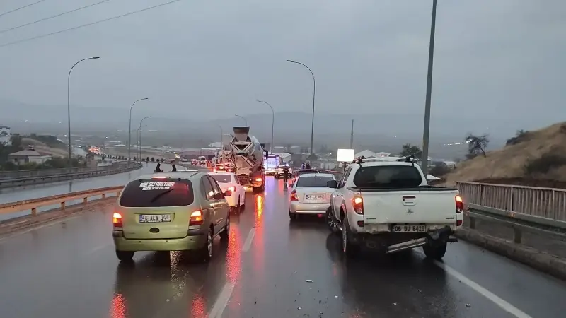 Kahramanmaraş'ta araç zinciri kazası: 9 araç zarar gördü.
