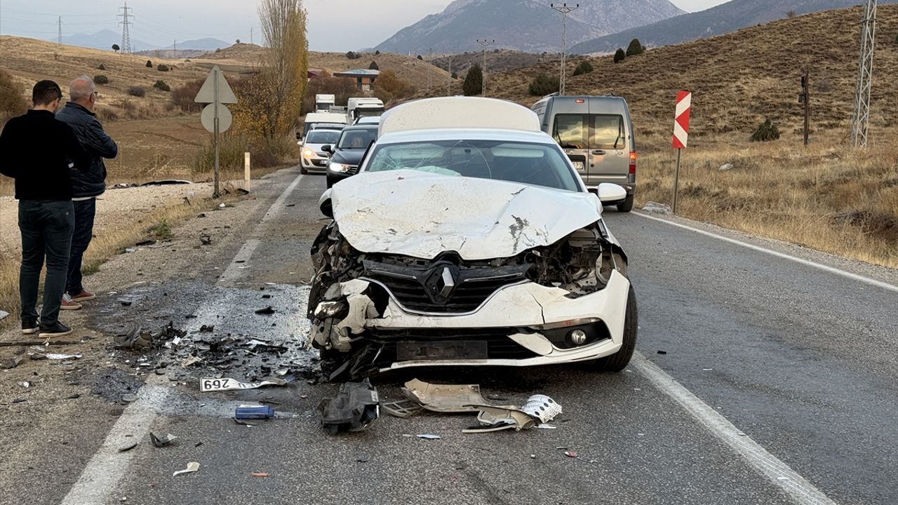 Kahramanmaraş'ta meydana gelen trafik kazasında 1'i ağır olmak üzere 4 kişi yaralandı.