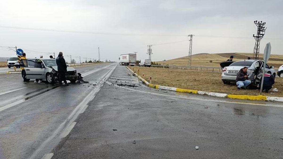 Sivas Şarkışla'da iki araç çarpıştı; 1 ölü, 5 yaralı var.