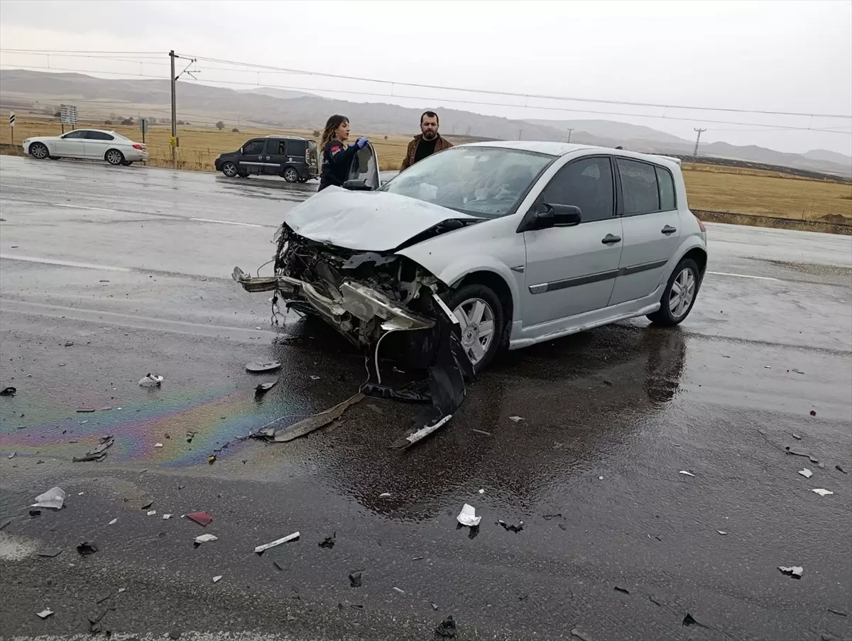 Sivas'ta Kaza: 1 Kişi Hayatını Kaybetti, 5 Kişi Yaralandı