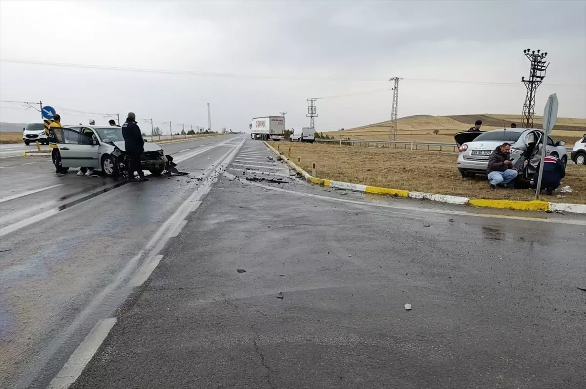 Sivas'ta trafik kazası sonucu 1 kişi hayatını kaybetti ve 5 kişi yaralandı.