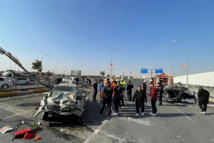 Trafik kazasında zincirleme kaza meydana geldi, çok sayıda yaralı ve ölü var...