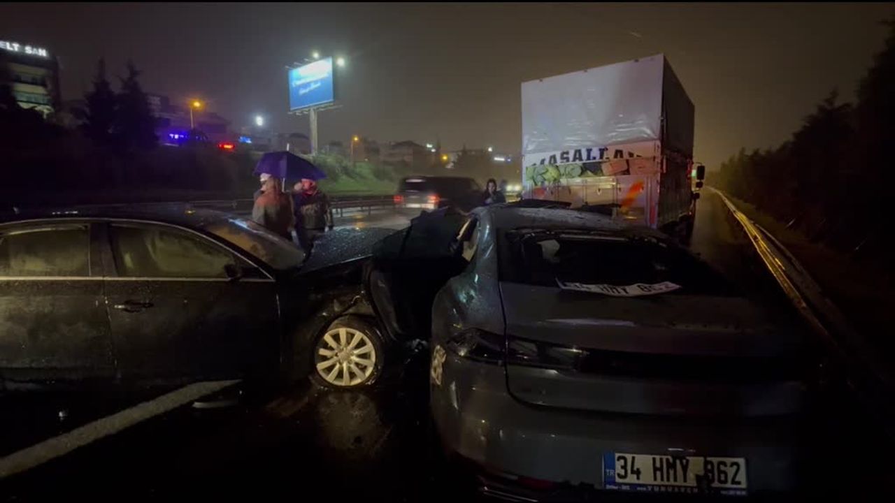 Ataköy'de ardışık araç kazası