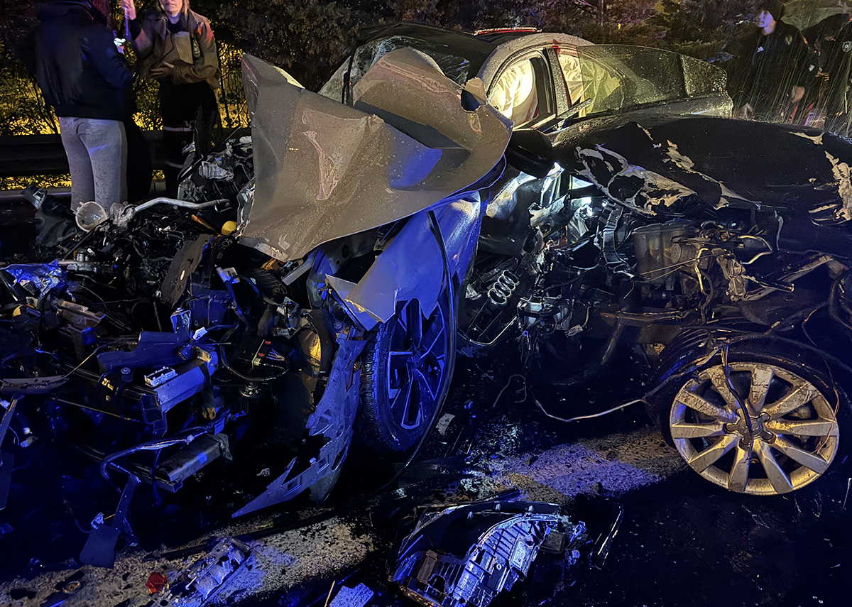 Ataşehir'de 5 araç çarpıştı, 6 kişi yaralandı.