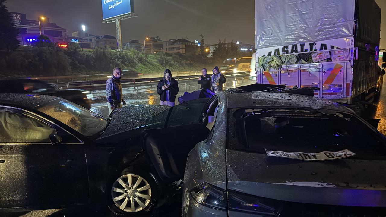 Ataşehir'de ardışık trafik kazası: 6 kişi yaralandı
