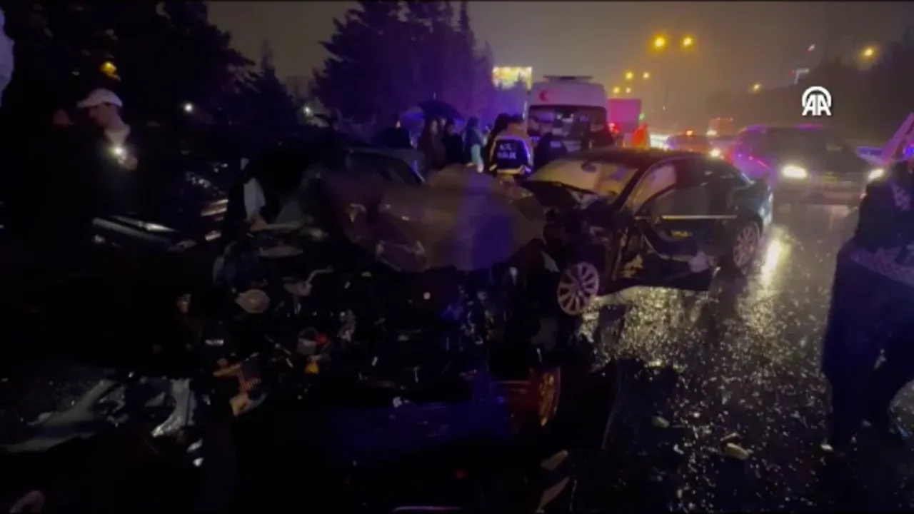 Ataşehir'de zincirleme kaza sonucu 2 ağır, 6 kişi yaralandı.