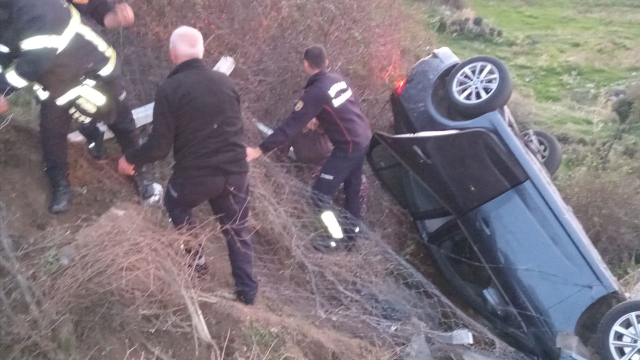 Aydın'da araç şarampole devrildi, 5 kişi yaralandı.