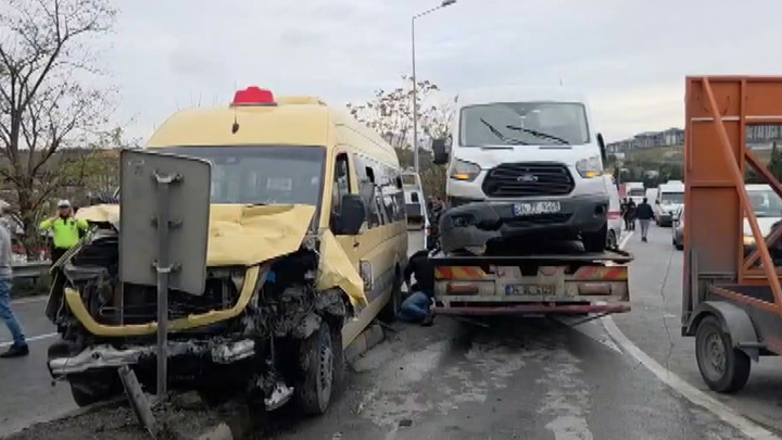 Başakşehir'de yolcu minibüsünün karıştığı zincirleme kaza sonucu yaralılar var.