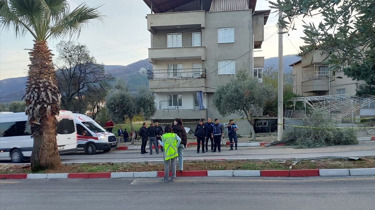 Denizli Buldan'da yaşanan trafik kazasında kamyonet ağaca çarptı: 1 ölü, 4 yaralı.