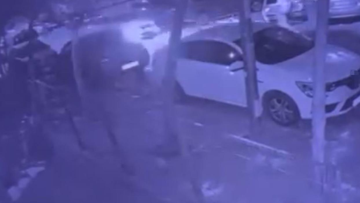 Esenyurt'ta meydana gelen kaza anı güvenlik kamerası tarafından kaydedildi.