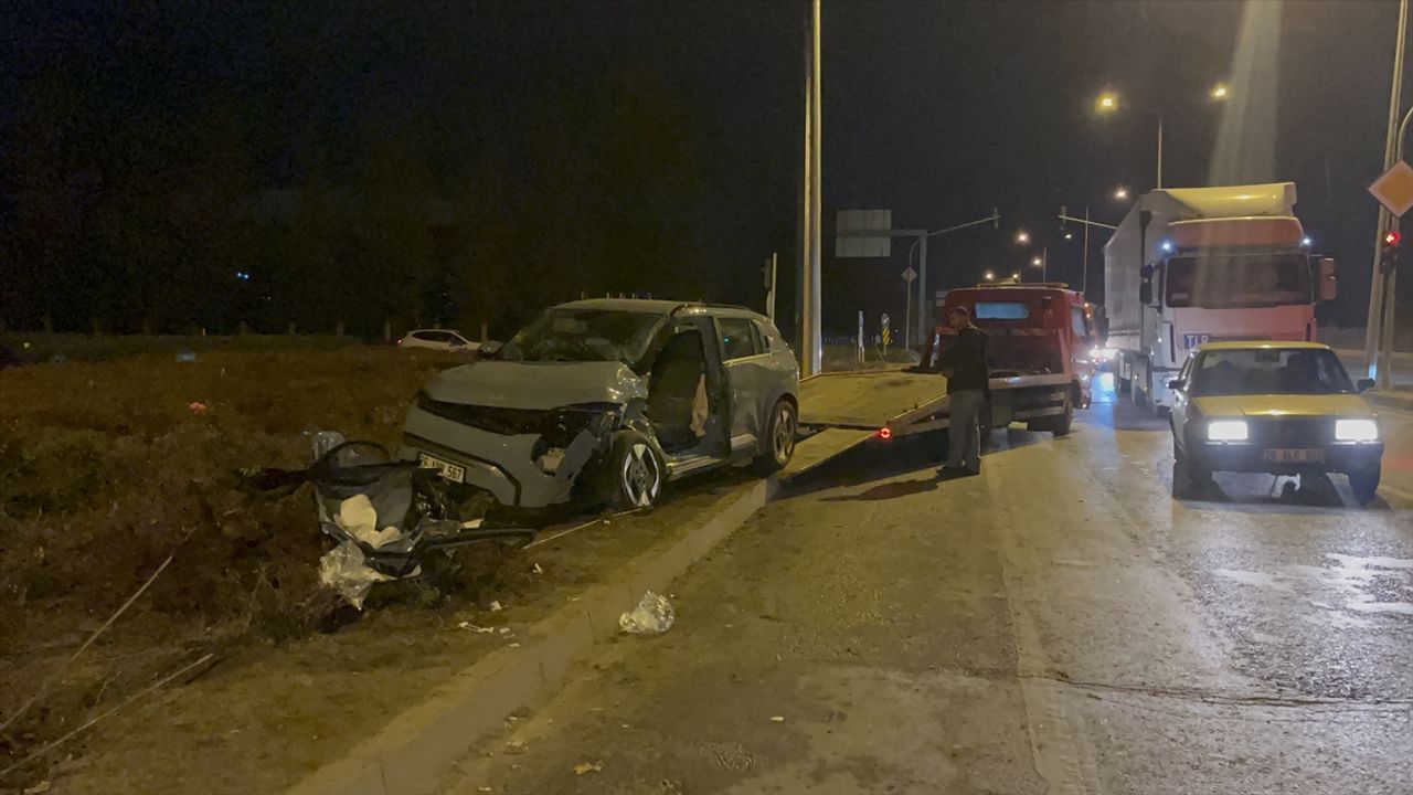 Eskişehir'de kamyon ile aracın çarpıştığı kaza 4 kişinin yaralanmasına sebep oldu.