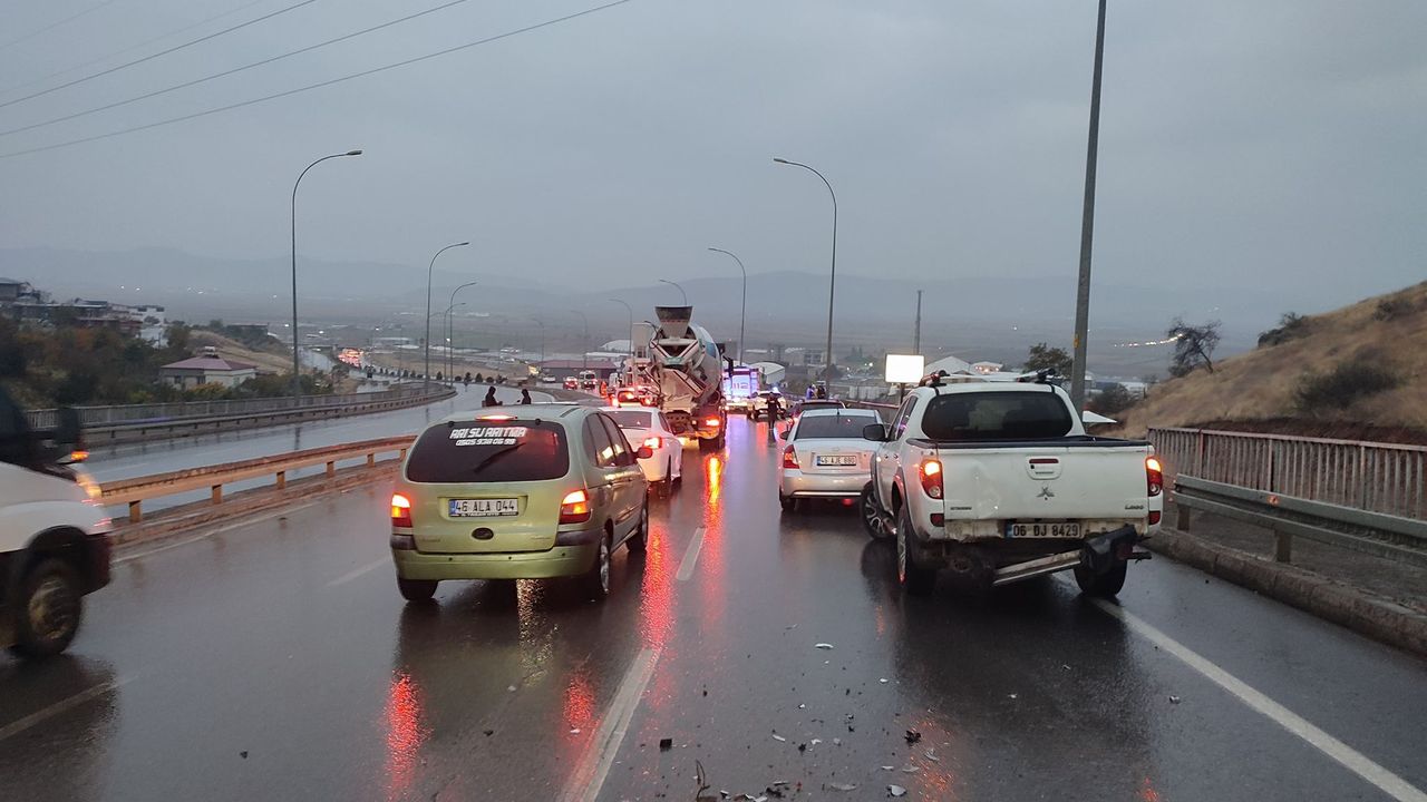 Kahramanmaraş'ta Zincirleme Kaza: 9 Araç Çarpıştı!