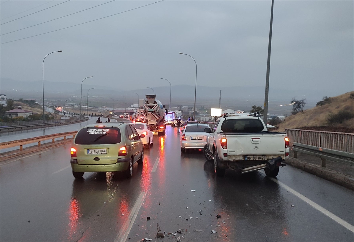 Kahramanmaraş'ta zincirleme trafik kazasında 9 araç hasar gördü, ancak yaralanan olmadı.