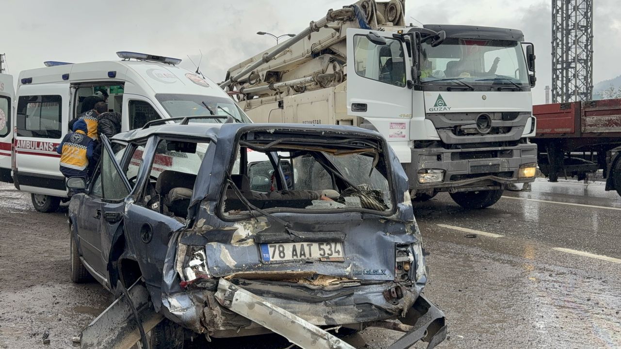 Karabük'te araç ile beton pompası arasında yaşanan trafik kazasında 5 kişi yaralandı.