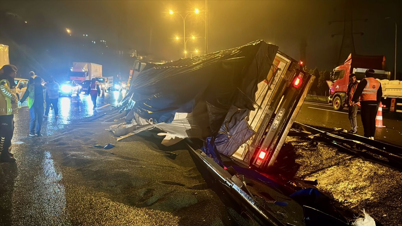 KOCAELİ ANADOLU OTOYOLU'NDA TIR DEVİR KAZASINDA SÜRÜCÜ YARALANDI