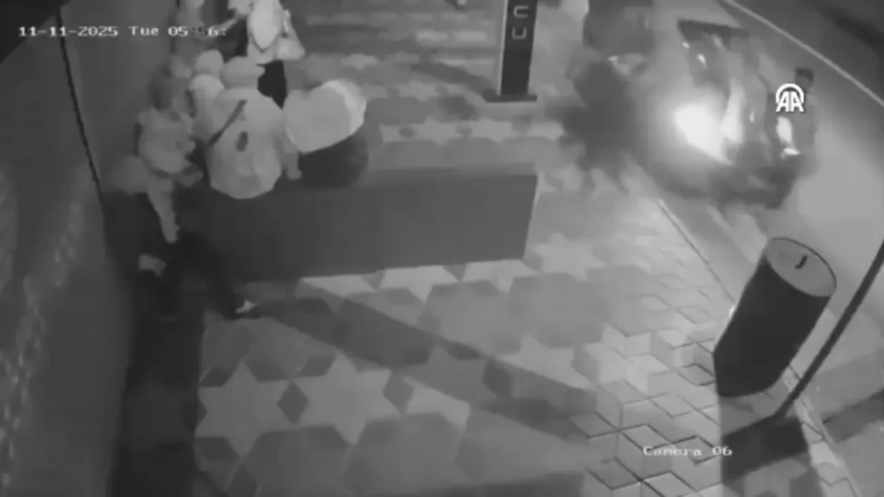 Mamak'ta araç durağa çarptı, 6 kişi yaralandı.