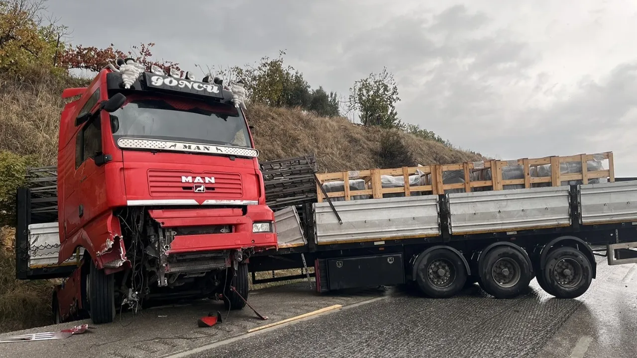Manisa'da yol kapanma nedeniyle trafik felç oldu, sürücü ise hastaneye sevk edildi.