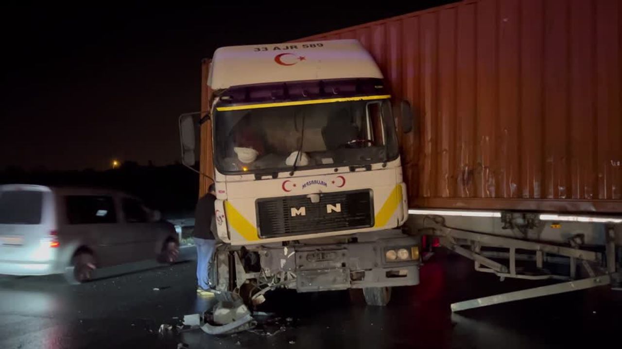 Mersin'de ardışık trafik kazası meydana geldi.