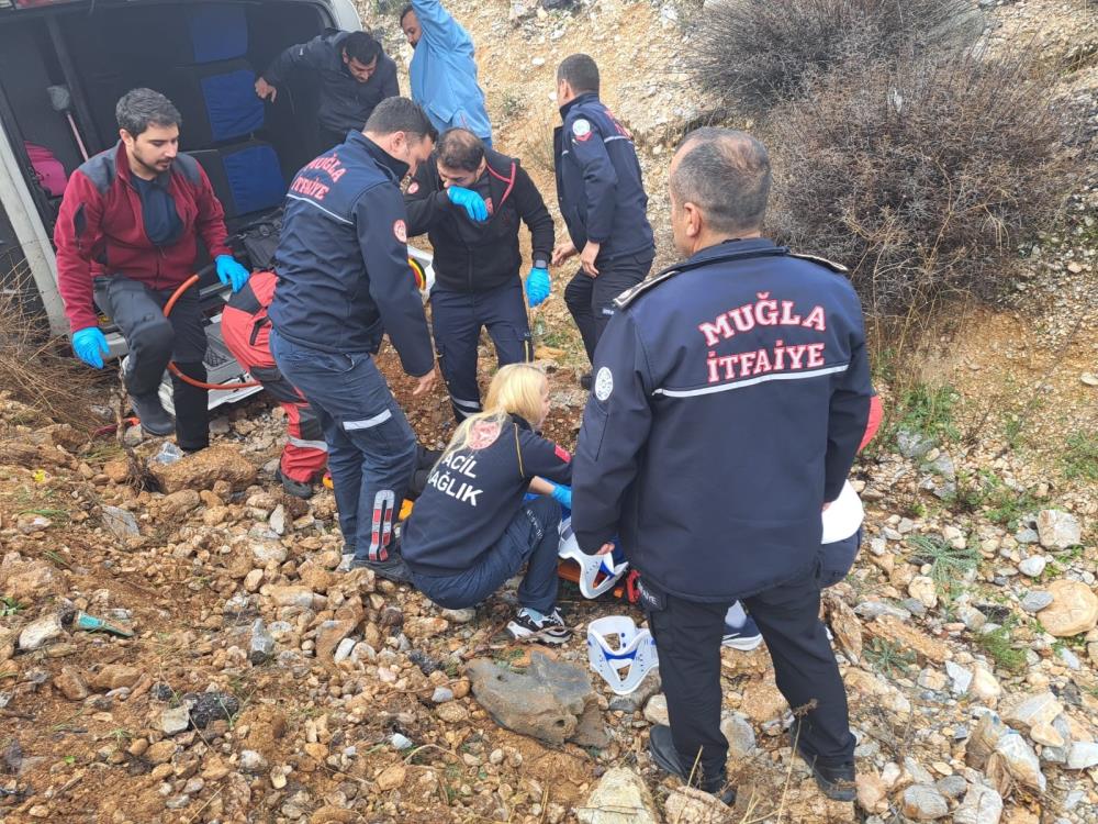 Muğla'da minibüs kazası: 15 yolcu yaralandı.