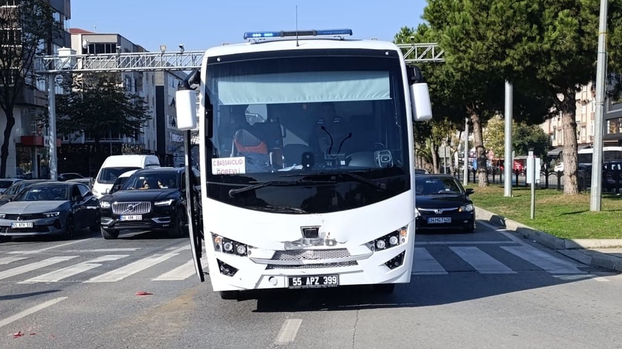 Samsun'da araba ile hapishane aracının çarpıştığı kaza sonucu 2 kişi yaralandı.