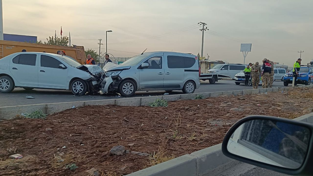 Şanlıurfa'da trafik kazası: 2 araç baş başa çarpıştı