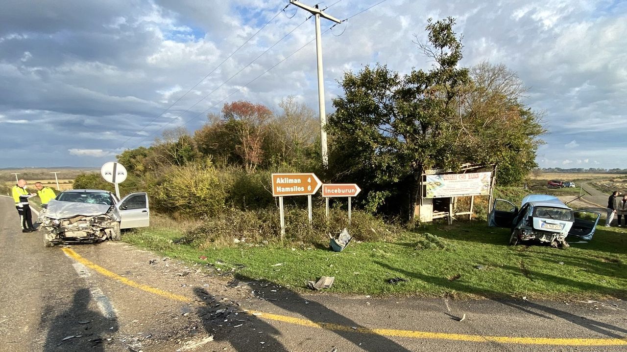Sinop'ta meydana gelen trafik kazasında 1 kişi hayatını kaybetti, 2 kişi yaralandı.