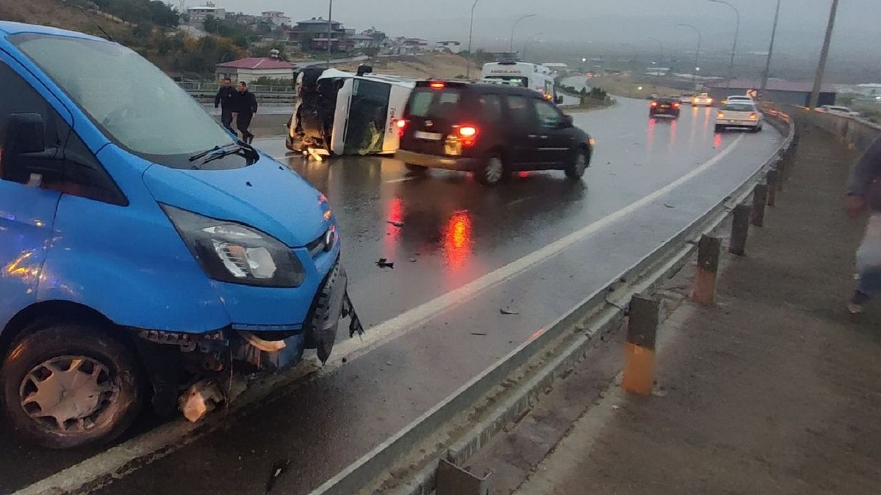 Zincirleme kaza sonucunda 9 araç zarar gördü.