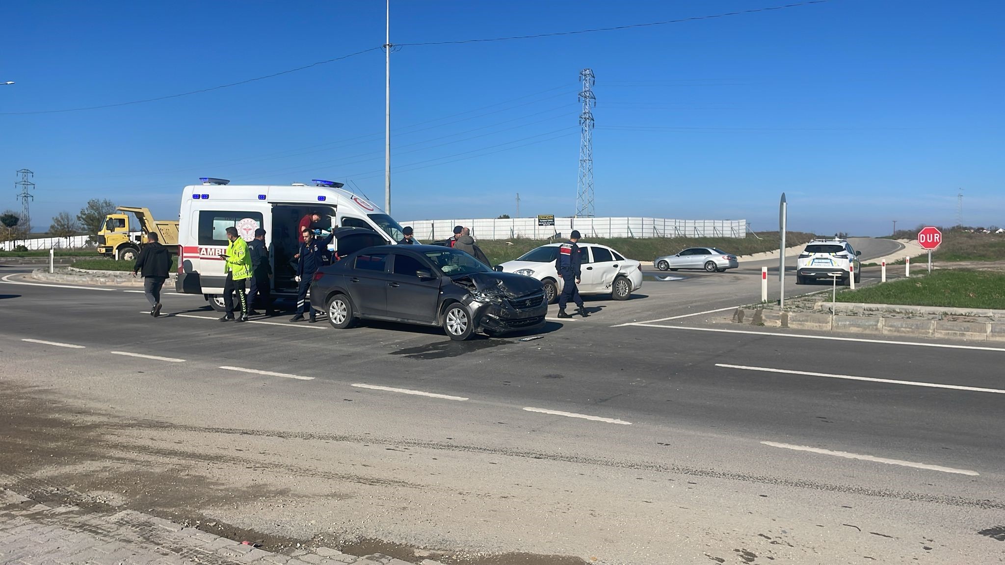 Edirne'de trafik kazası meydana geldi, iki araç çarpıştı.