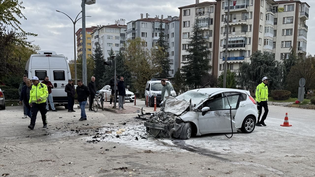 Eskişehir'de araç ile kamyonun çarpışması sonucu trafik kazasında bir kişi hayatını kaybetti.