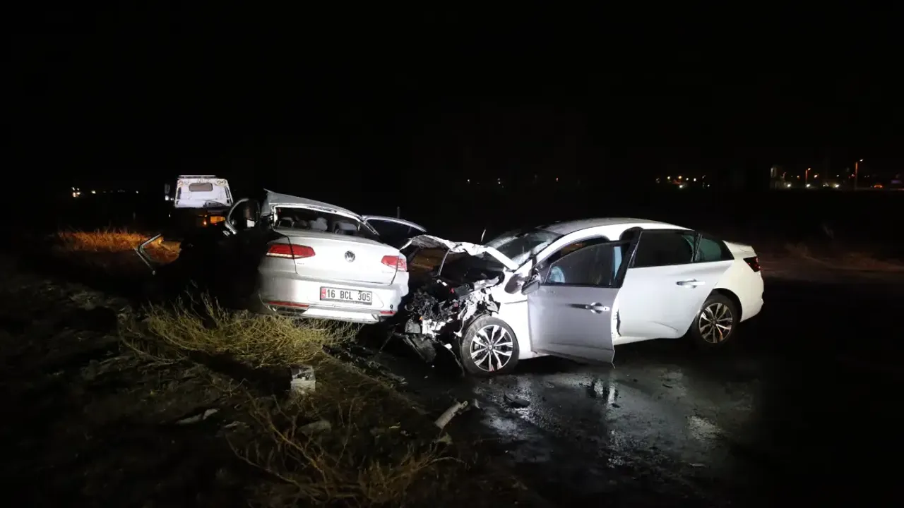 Niğde'de gerçekleşen trafik kazasında 3 kişi hayatını kaybetti, 6 kişi yaralandı.
