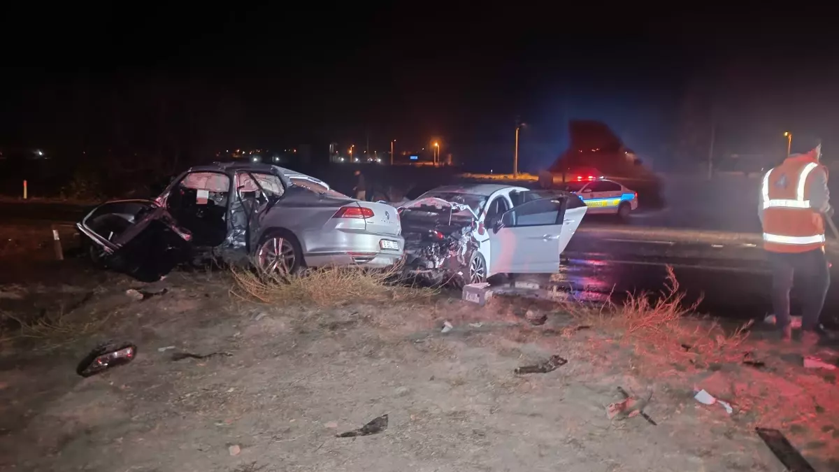 Niğde'de meydana gelen trafik olayında 3 kişi hayatını kaybetti, 6 kişi yaralandı.