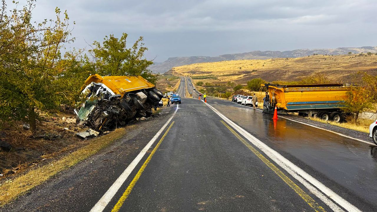Şanlıurfa'da iki kamyonun kaza yapması sonucu, 1 kişi öldü ve 1 kişi yaralandı.
