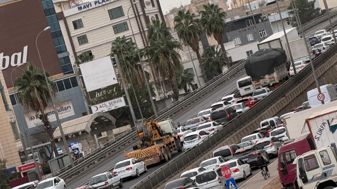 Şanlıurfa'da Sırrın Kavşağında Kaza: Trafik Tamamen Durdu