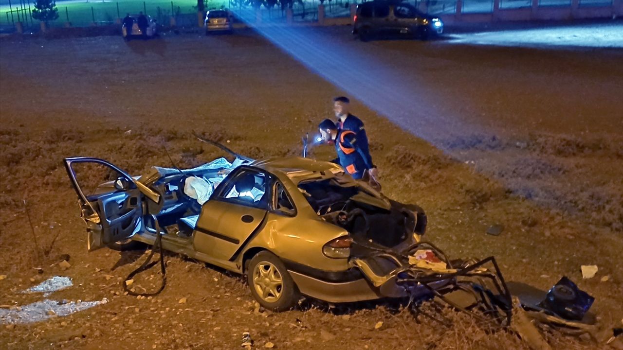 Batman'da tıra çarpan araçta 2 çocuk hayatını kaybetti, 1 kişi yaralandı.