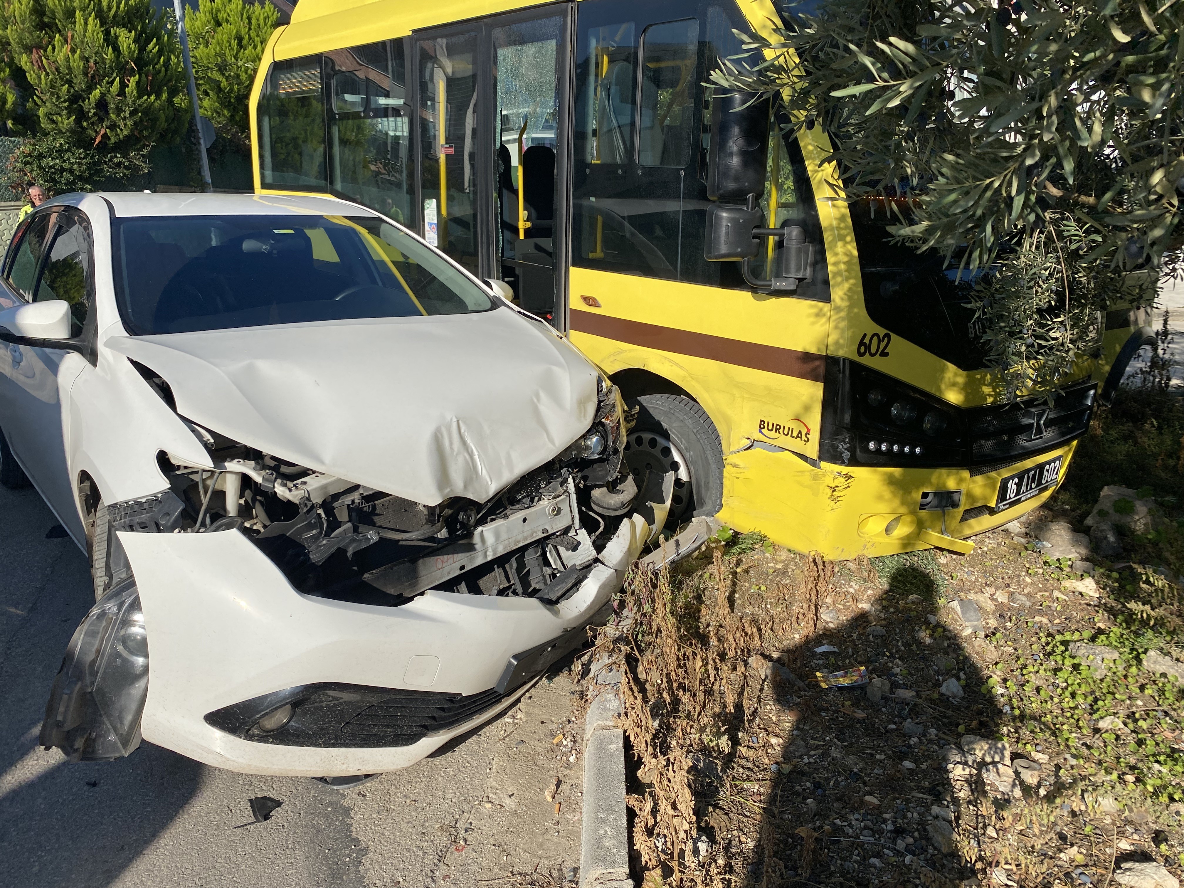 Bursa'da şehir içi otobüs kazasında askeri personel yaralandı.