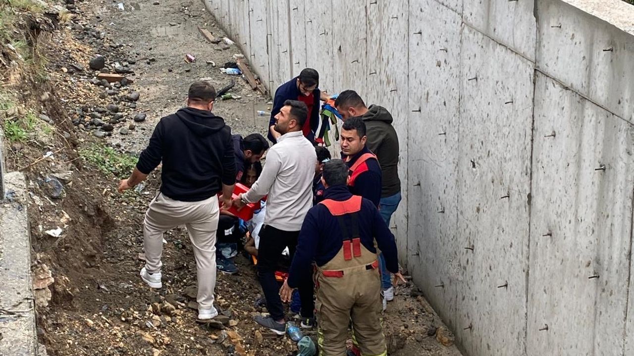 Hatay'da hafif ticari araç, yayayı çarparak trafik kazasına neden oldu ve 1 kişi hayatını kaybetti.