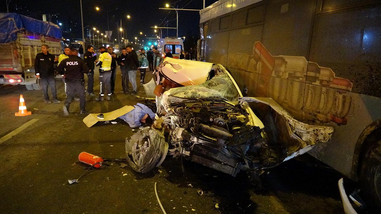 Kaza sonucunda 2 ölü ve 3 yaralı var.