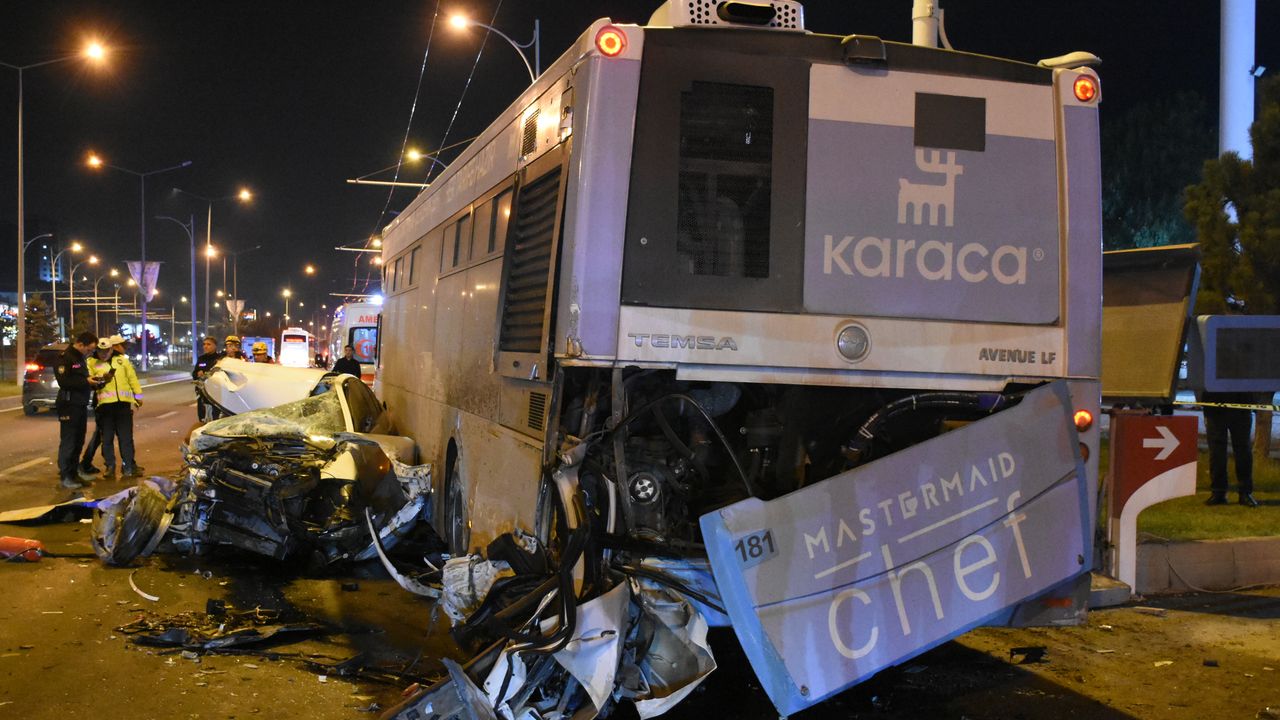 Malatya'da üç aracın karıştığı kaza sonucu iki kişi hayatını kaybetti, üç kişi yaralandı.