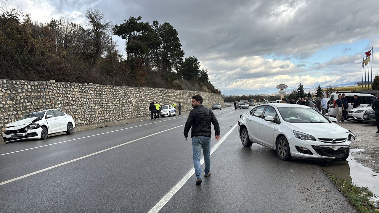 Mudurnu'da Zincirleme Kaza: 3 Kişi Yaralı