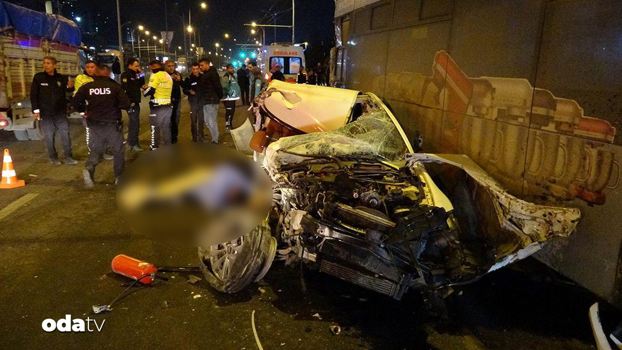 Trafikte araba, kamyon ve otobüs arasında sıkıştı.