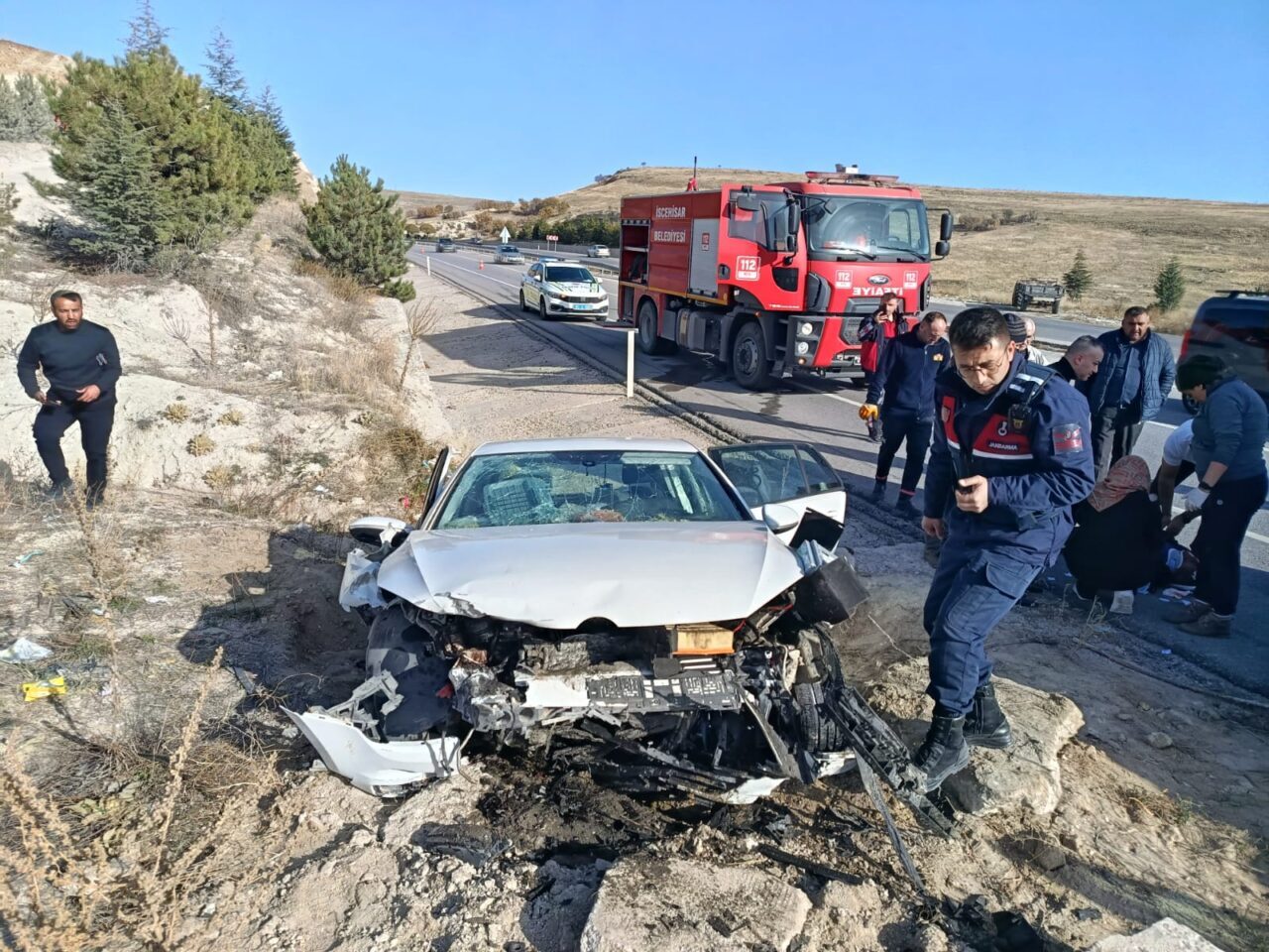 Afyon'da meydana gelen trafik kazasında 1 kişi hayatını kaybetti, 2 kişi yaralandı.
