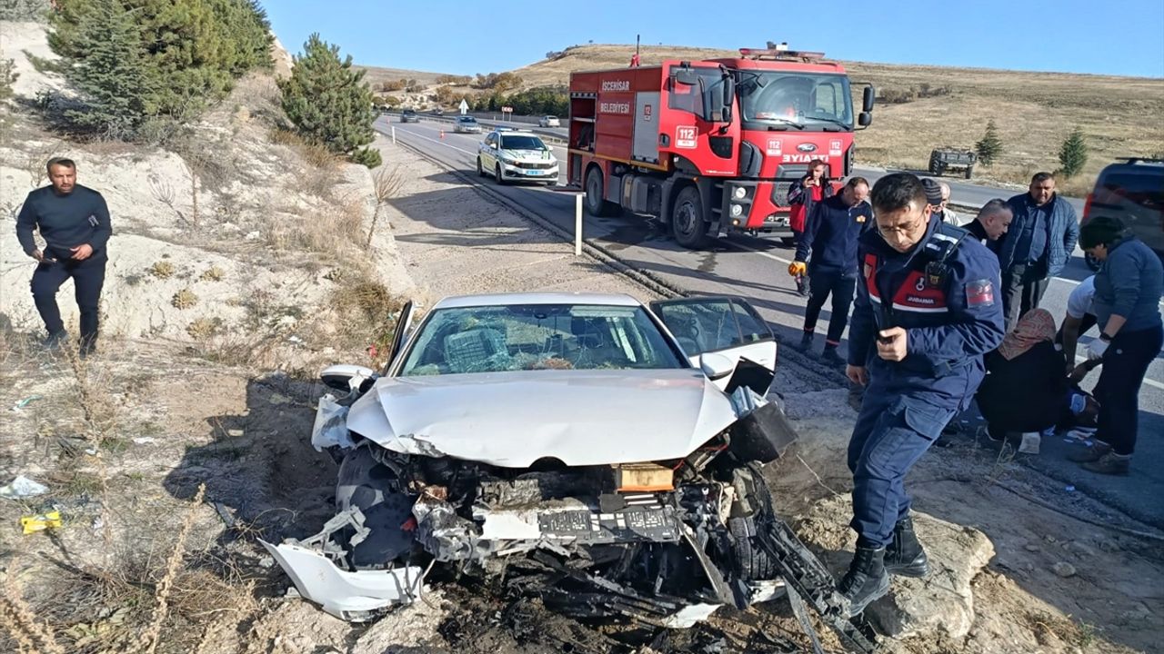 Afyonkarahisar'daki trafik kazasında 1 kişi hayatını kaybetti, 2 kişi yaralandı.