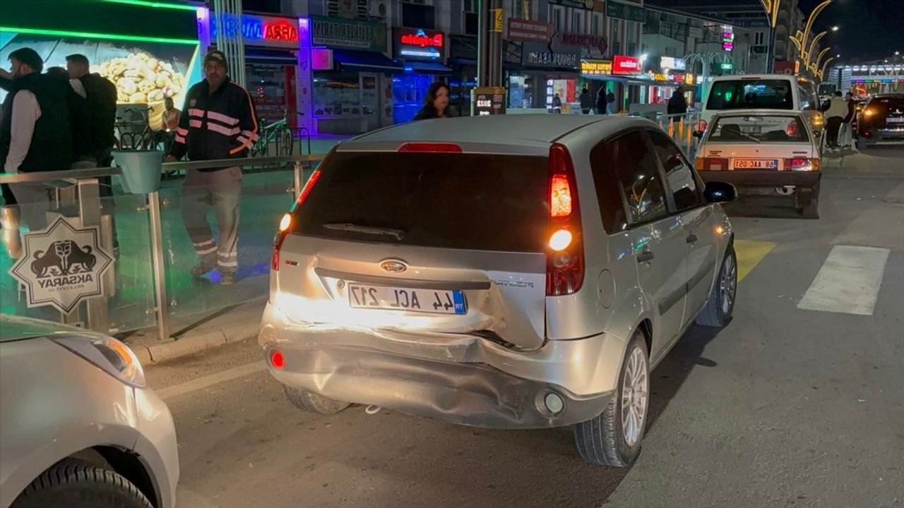 Aksaray'da alkollü sürücünün karıştığı kaza sonucu 4 araç zarar gördü.