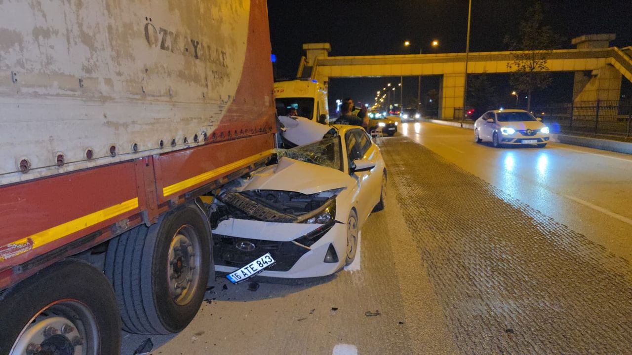 Bursa'da araba ile tırın çarpıştığı kaza sonucu 1 kişi ağır yaralandı.