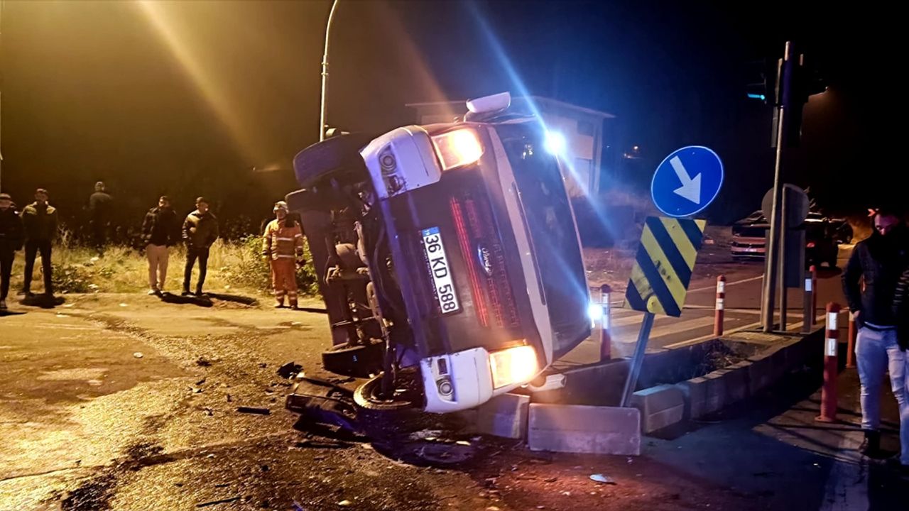 Kars Kağızman'da kamyonetle pikap çarpıştı: 3 yaralı.