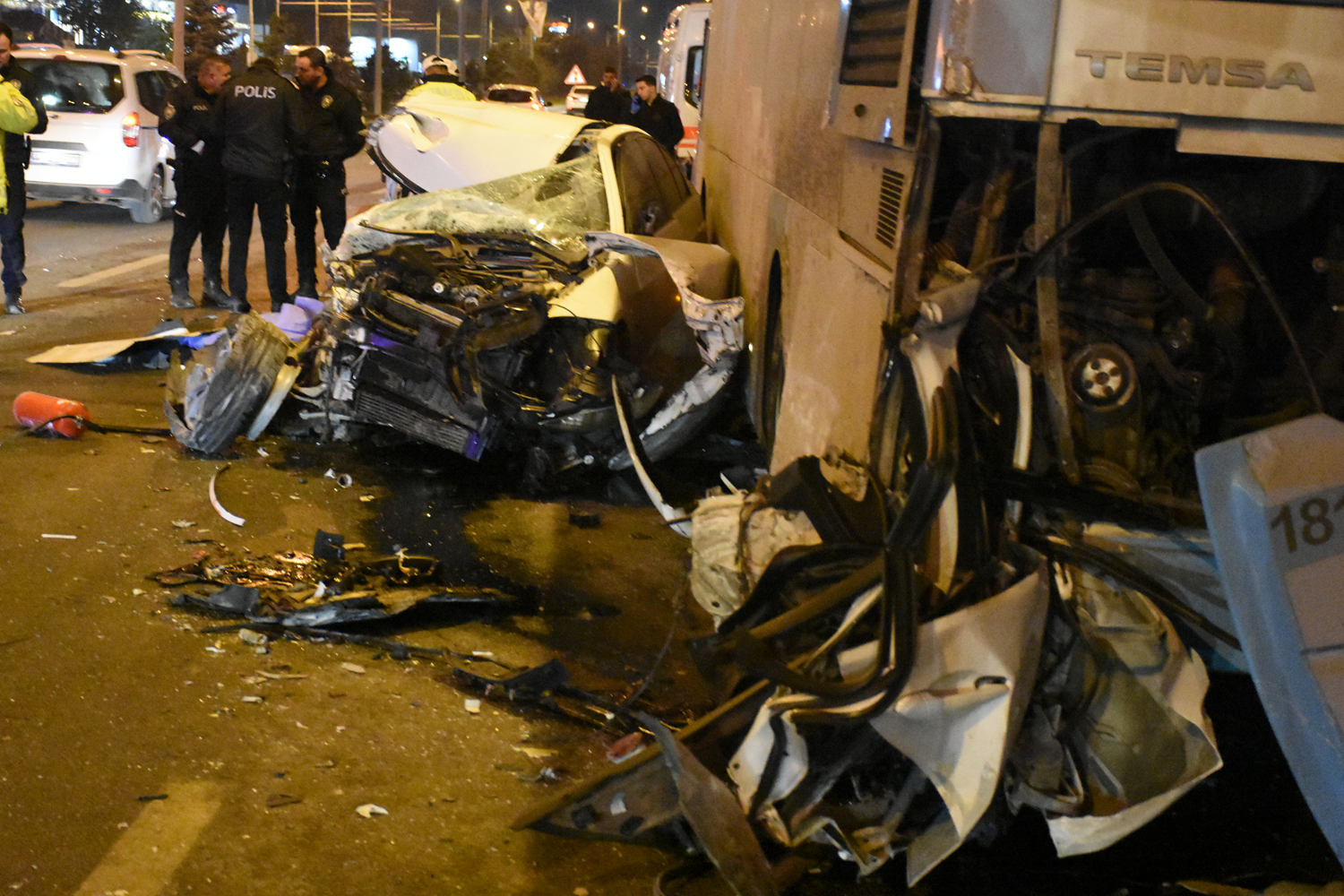 Malatya'da ardışık trafik kazasında 2 kişi hayatını kaybetti, 3 kişi ise yaralandı.