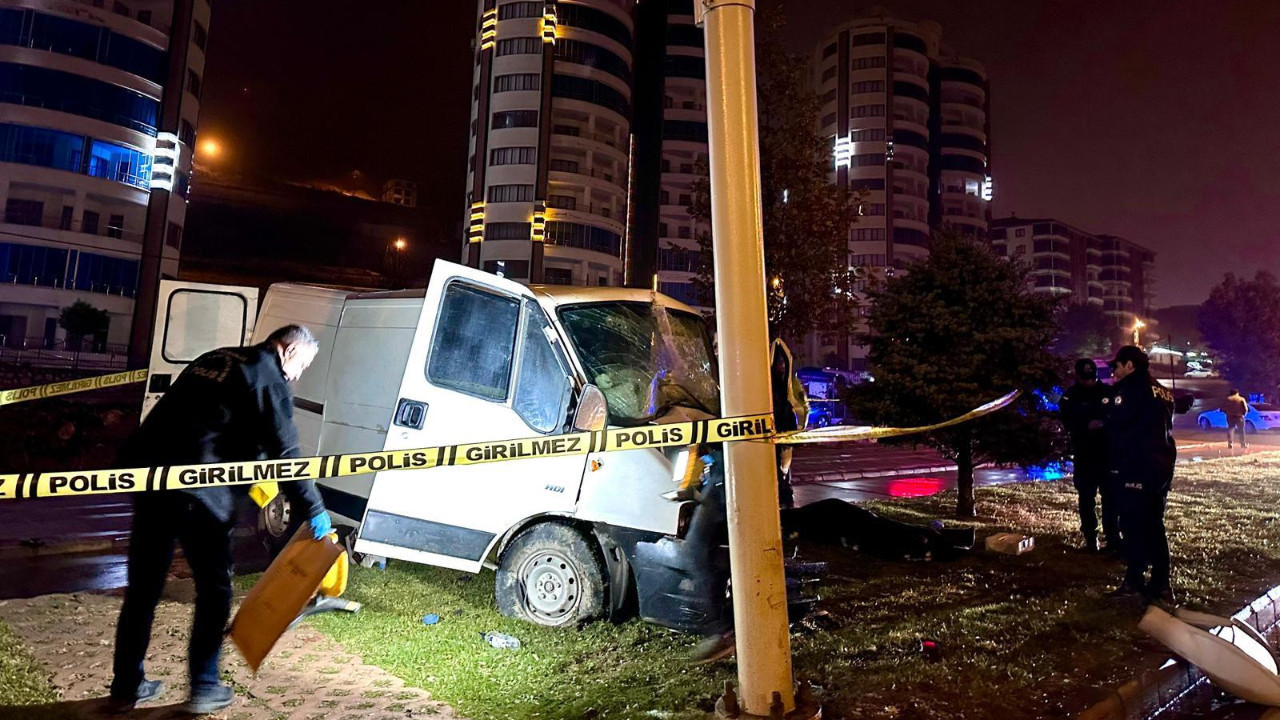 Malatya'da gece yarısı trajik kaza: Minibüs direğe çarptı, şoför yaşamını yitirdi.
