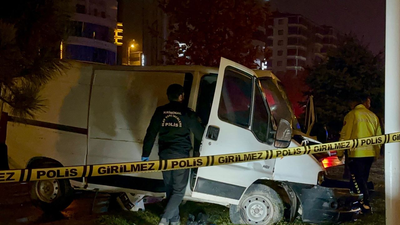 Malatya'da minibüs trambüs direğine çarptı, sürücü yaşamını yitirdi.