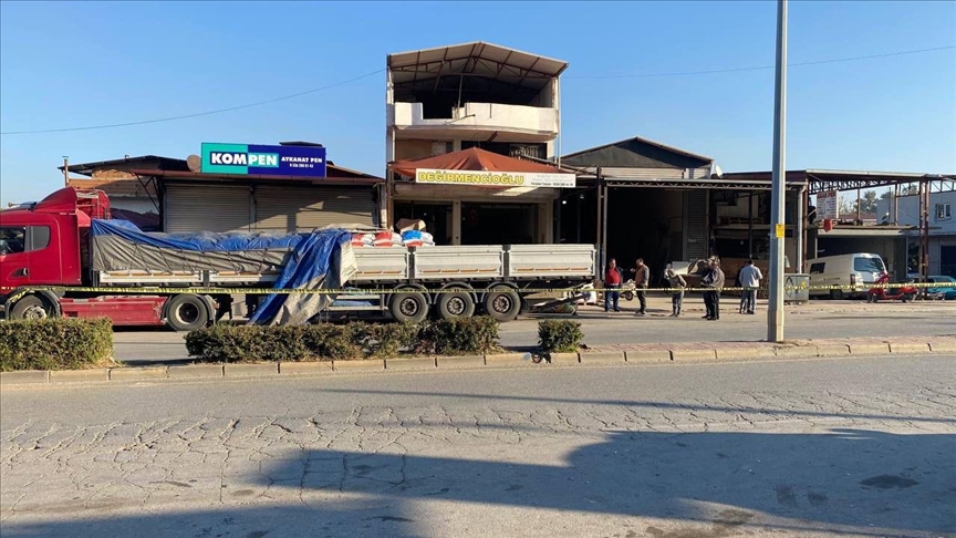 Manisa'da polis aracının tıra çarpması sonucu 1 polis şehit oldu, 1 polis de yaralandı.